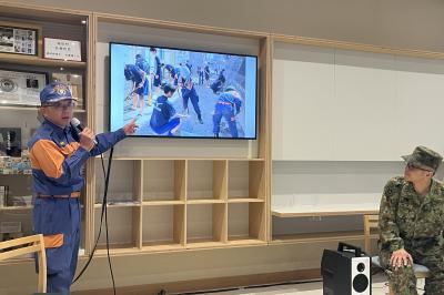 信原さんが話す様子