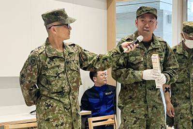 塩田さんが話をしている様子