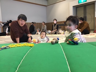 ふれあい遊びと抱っこ