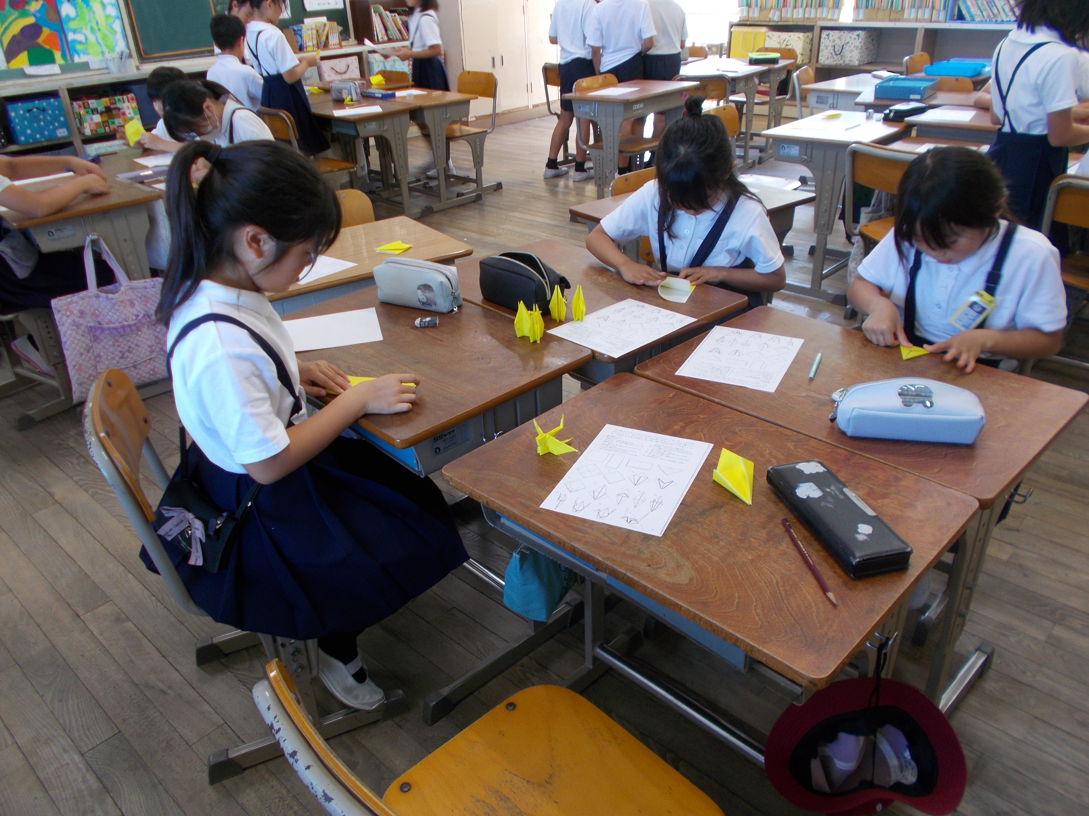 みんなで折り鶴を作成