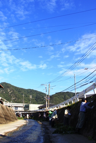 唐谷川の清掃活動 　2013年9月29日撮影
