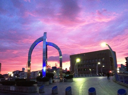 2012年8月1日撮影した夕暮れのひまわり大橋