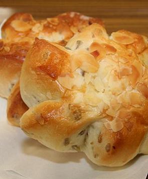 2011年11月21日撮影した海田高校の生徒が考案した「ひまわりパン」　