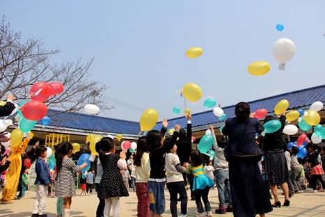 風船を飛ばす子どもたち（幸保育所閉所）