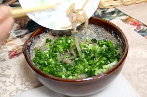 ねぎとこんにゃくを加える