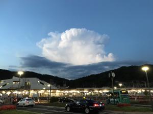 駅と二色の雲