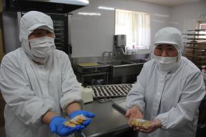完成したクッキーを見せている写真