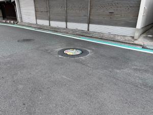 御茶屋跡付近の西国街道デザインマンホール