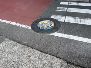 畝の街道松付近の西国街道デザインマンホール