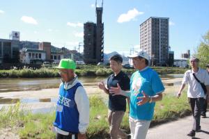 町長と市長がウオーキング